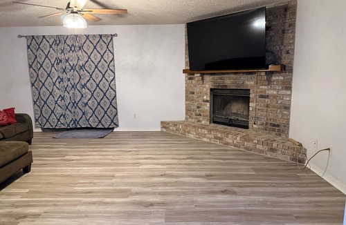 North Northwest Pensacola House | Coastal calm &I-10 convenience: 3BR/2BA beach themed house