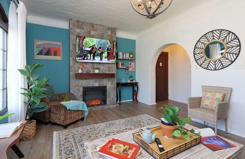 Santa Ana Apartment | Trendy and Artsy Home 10 mins. drive to Disneyland