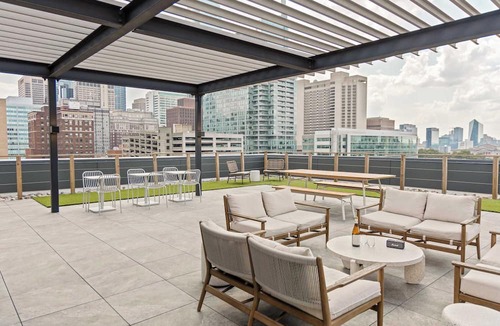 Logan Square Apartment | Sosuite | Corner 1BR Apt w Roof Deck, Gym, Laundry