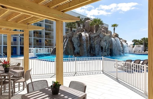 Fort Walton Beach Hotel | Beachfront Hideaway with Outdoor Pool | Steps from Wild Willy's Adventure Zone