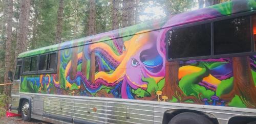 Sunny Valley House | Madrone Hideout Artist Bus Retreat at Azalea Grove Getaway