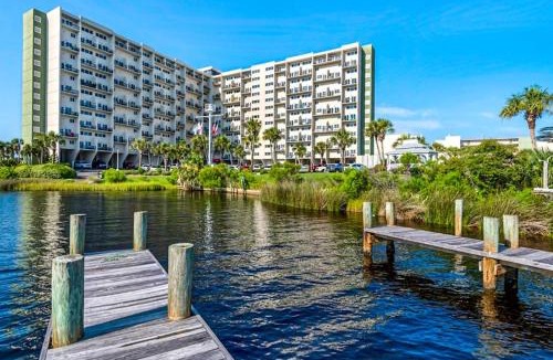 Sunnyside House | Beautiful Pinnacle Port condo with pools & basketball court right next to beach