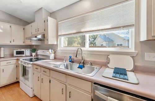 Pensacola House | Life's a Breeze - 5min to Pcola Beach , Families