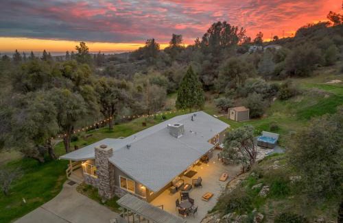 Mariposa House | Manzanita Hill-35 miles to Yosemite, 10 miles to Mariposa with 8 person spa