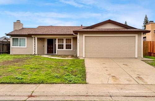 Roseville Ski Chalet | Spacious 4BR Family Home Free Parking, Fast WiFi, Near Galleria & Fountains