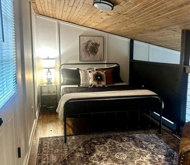 Gentry House | Tranquil Wooded Cabin Retreat with Private Hot Tub & Fire Pit Near Gentry, Arkansas