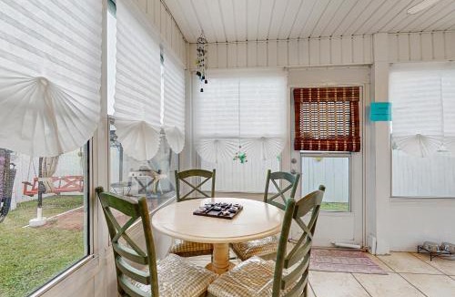 Riviera Beach House | Charming home near beaches with a washer&dryer AC & outdoor entertaining
