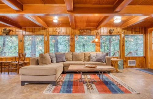 Marmot House | Charming Home with Free WiFi washer&dryer Wood Fireplace and Furnished Deck