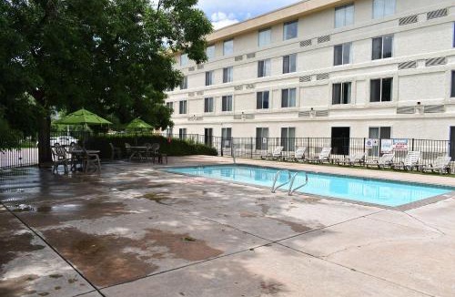 West Colorado Springs Hotel | Quality Inn & Suites Garden Of The Gods
