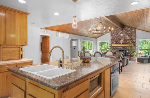 Coarsegold House | Ranch Near Yosemite & Bass Lake 2 King, 3 Suites