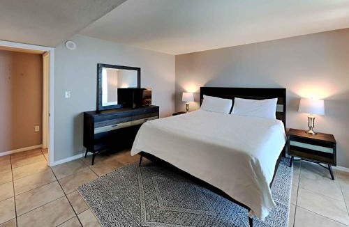 Villa Sabine Apartment | Sabine Yacht & Racquet #5C