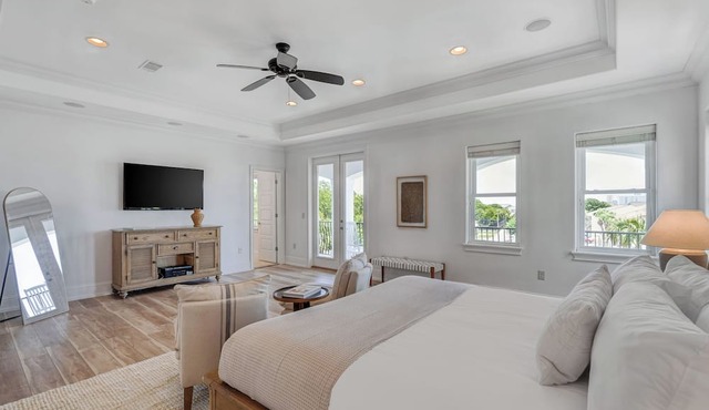 Sleeps 20, Private Pool, Putting Green, Walk to Beach Vitamin Sea by Avantstay