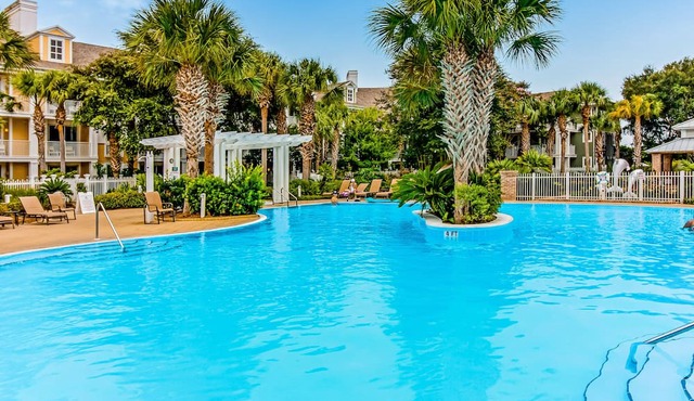 Comfy studio with kitchenette, central AC, pools, hot tub, & tennis