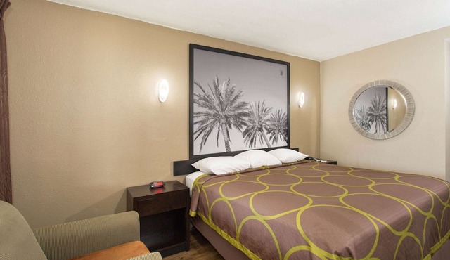Super 8 by Wyndham Pensacola NAS Area