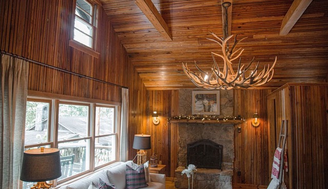 Authentic Mirror Lake Cabin, Canoe, Sleeping Loft For Families, 3 Min to Town