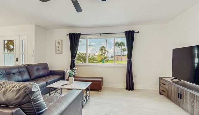 Steps to Sea! Coastal Escape in Fort Walton Beach