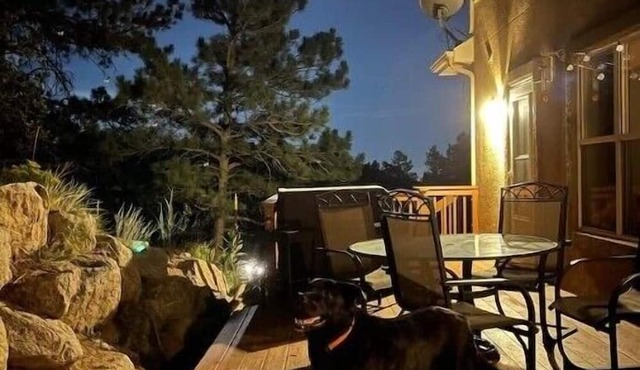4BR mountain retreat, private Hot Tub, Close to Town