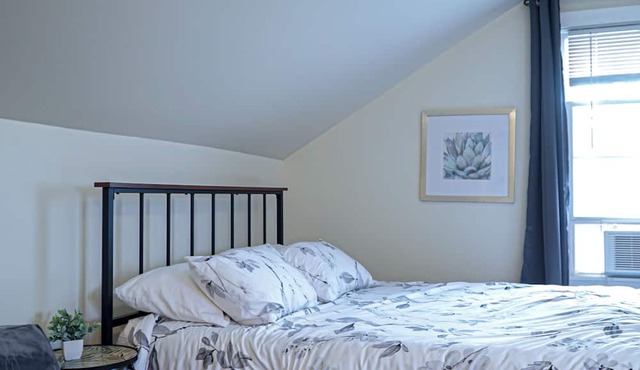 79-4 spacious studio Walk to backus hospital and downtown