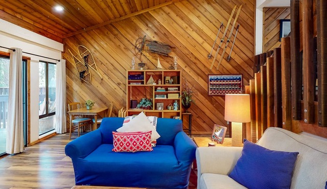 Mountain retreat near the lake & skiing with deck, shared pool & grill