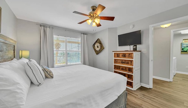 Free Amenities, Gulf-view! Private Beach! Pool! Ciboney 3007