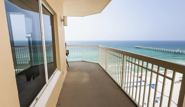 PARADISE ON THE OCEAN! TWO FREE BEACH CHAIR, FREE VIP PARKING SPACE!