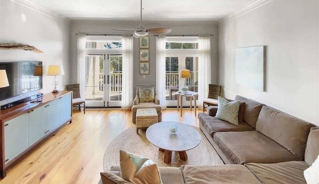 Gulf Side Condo Steps from Beach-Community Pool