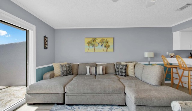 Surf Club Beachfront Condo 2BR, Large Balcony, Quiet East End, Beach Access!
