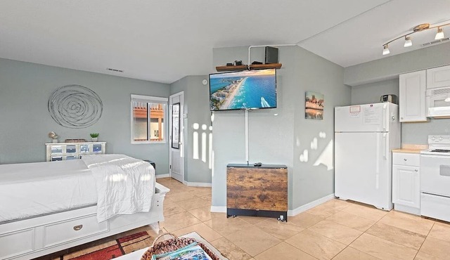 Sand Castle Escape Studio - Sleeps 4 - Steps to the Beach - No Extra Fees