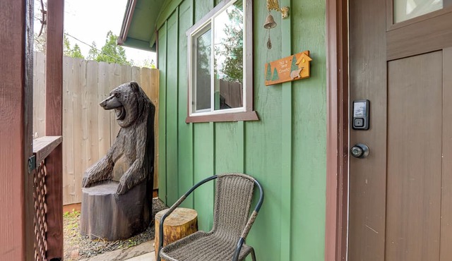 Cozy Cottage w/Park Pass, 1 Mi to Jenkinson Lake!