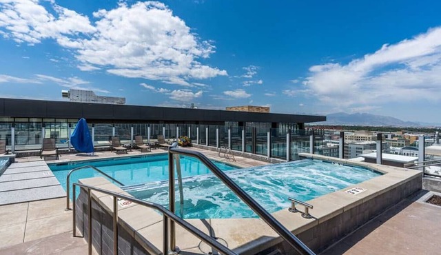 Exceptional 1BD/BA-PoolHotTubGymParking- Downtown!