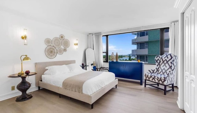 Huge Beachfront Lux Condo 2400sqft 5 Bedroom 5 Bathroom with Ocean and Bay Views