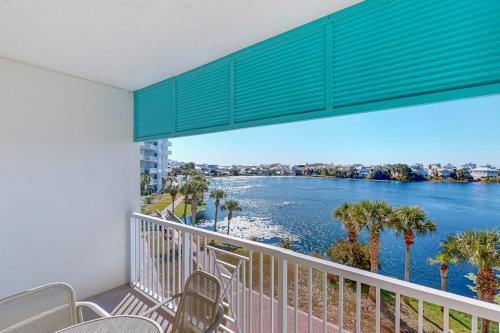 Gorgeous & cozy waterfront efficiency w shared pools hot tubs & beach access