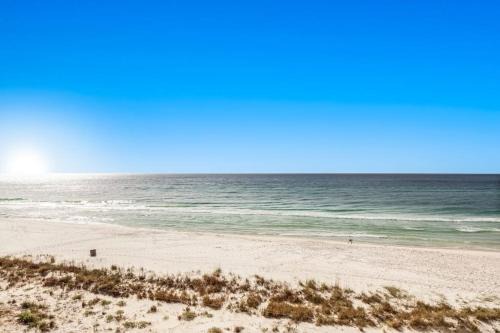 Beautiful Pinnacle Port condo with pools & basketball court right next to beach
