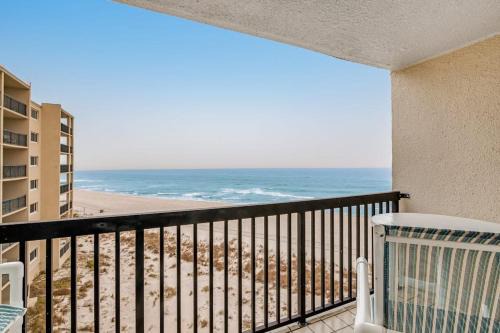 Great Pinnacle Port villa with lots of character & balcony - steps from beach