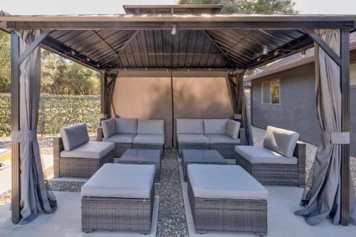 Yosemite Sunrise Retreats - 2 Homes, 4000 Sqft, Epic Family Reunion