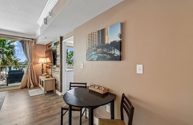 4th Flr 1 Bdrm+Bunks/2Bath. Upgraded! Sleeps 6